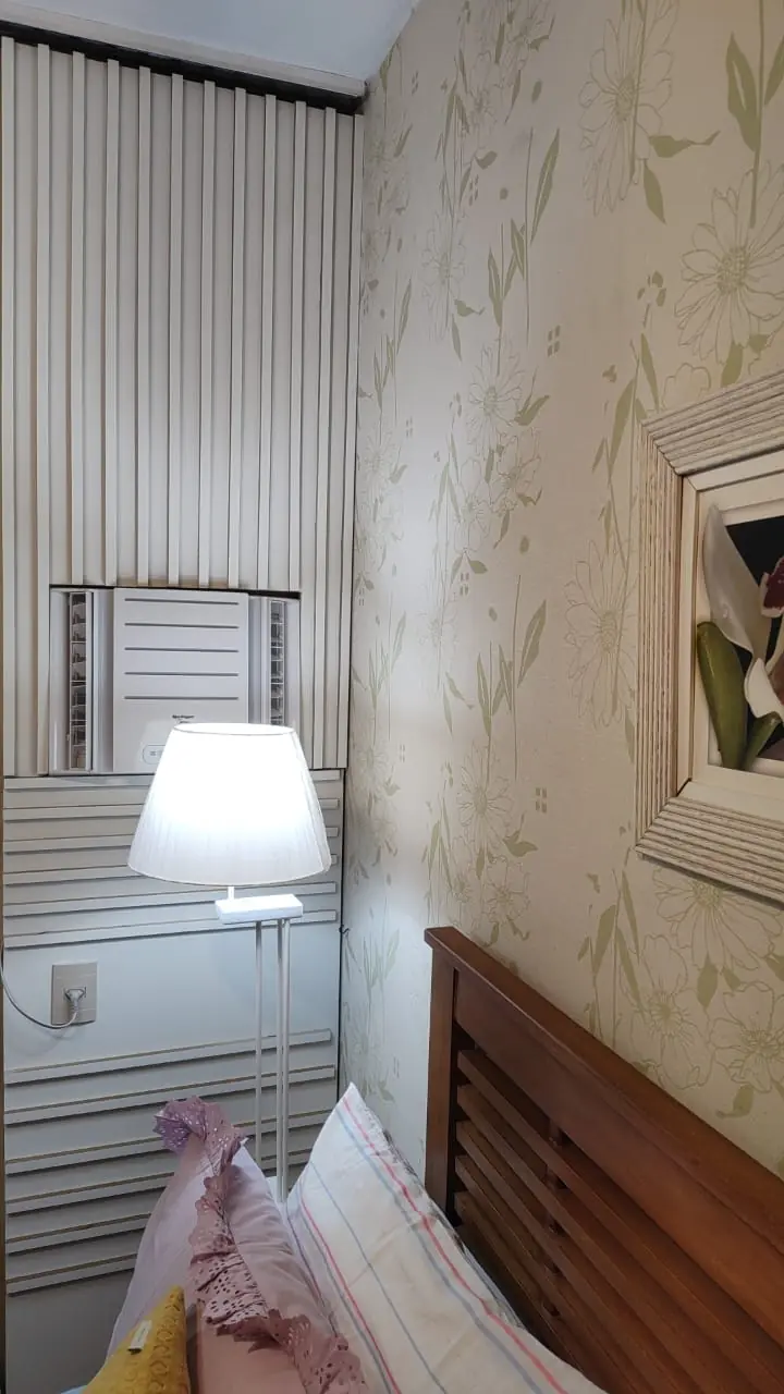 Quarto com cabeceira ripada e painel