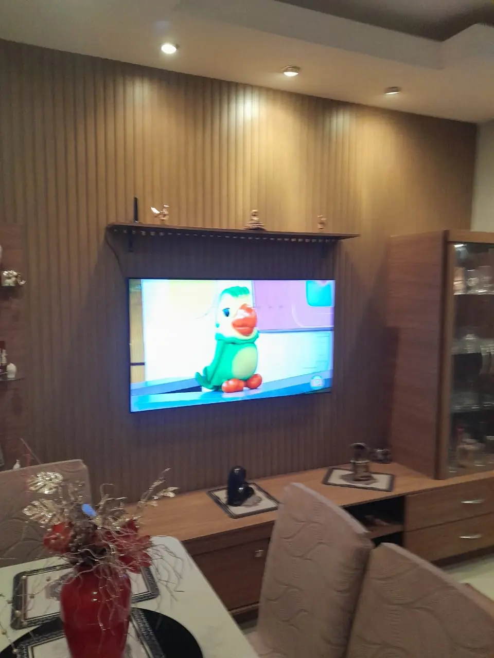 Painel de televisão em madeira