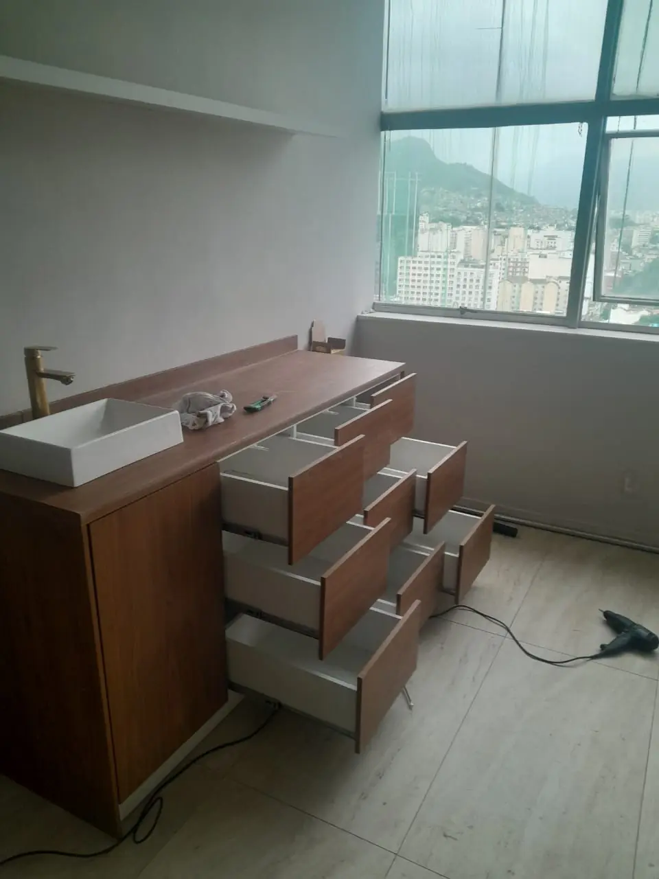 Gaveteiro em processo de montagem