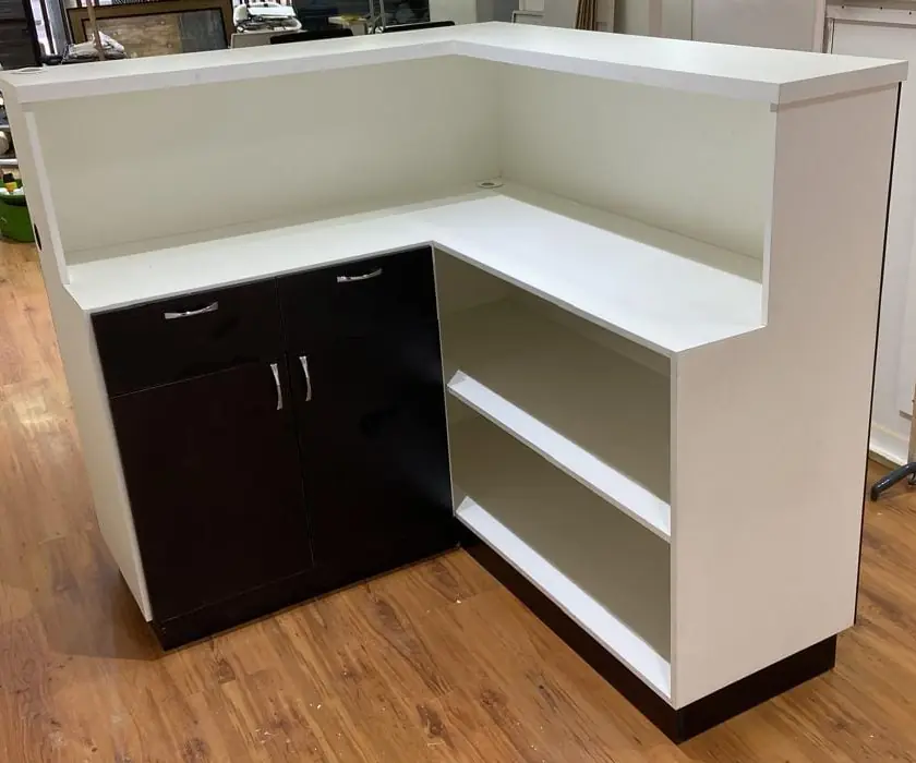 Balcão branco em L com armário preto e nichos